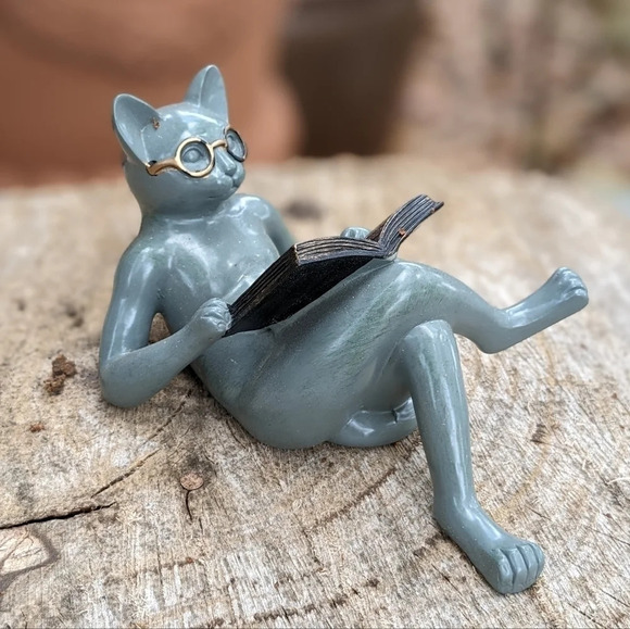Reclined cat wearing glasses reading a book figurine, handmade - Picture 8 of 11